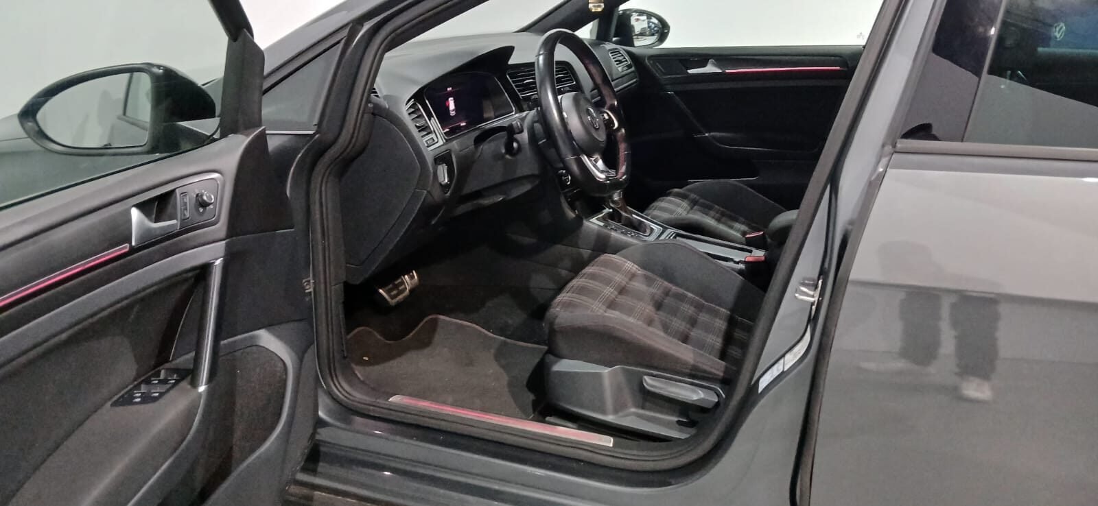 VOLKSWAGEN GTI PERFORMANCE 245  DSG