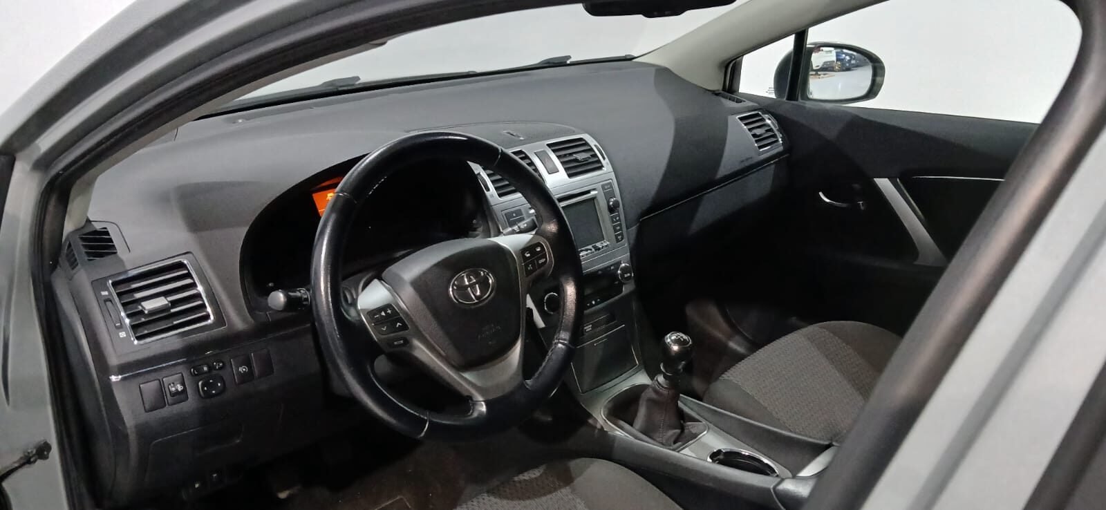 TOYOTA AVENSIS 2.2 D