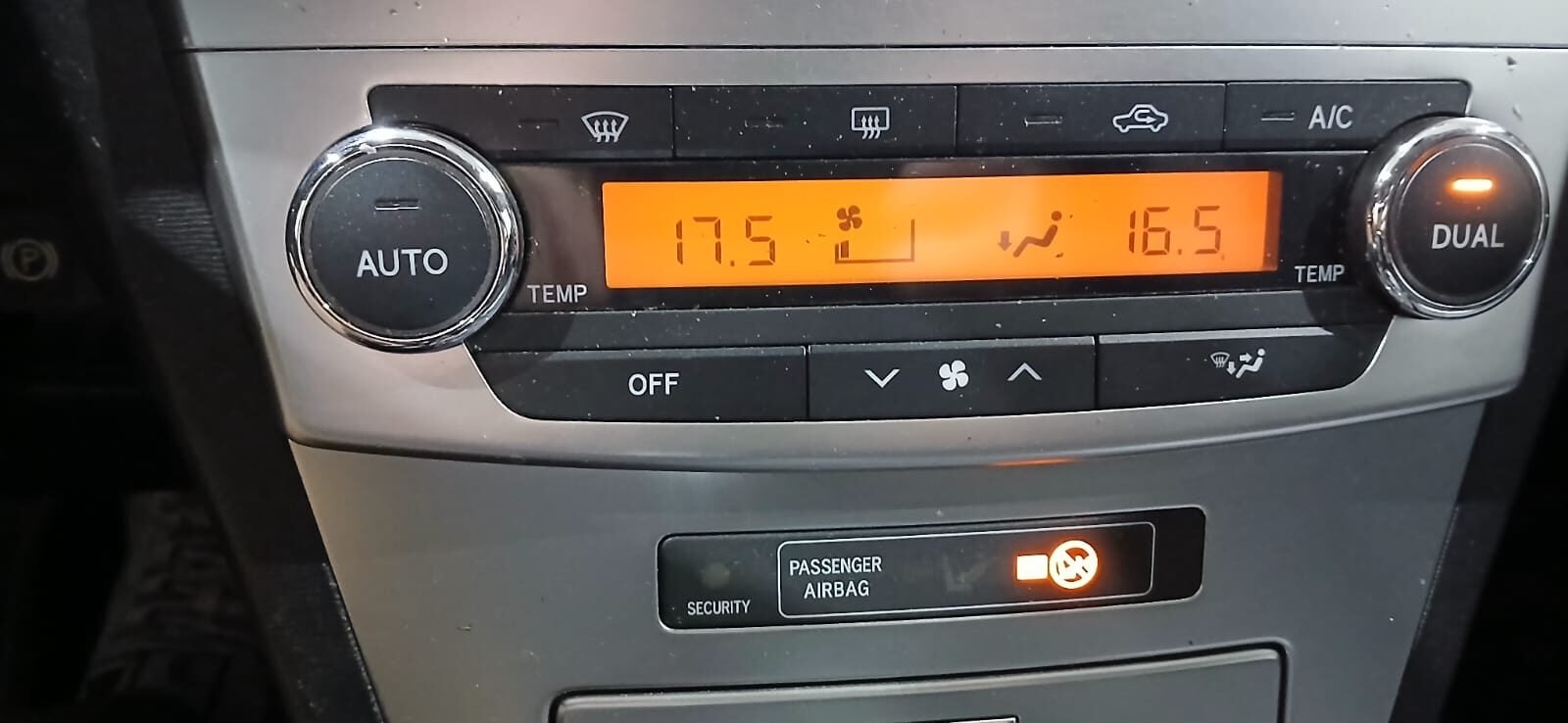 TOYOTA AVENSIS 2.2 D